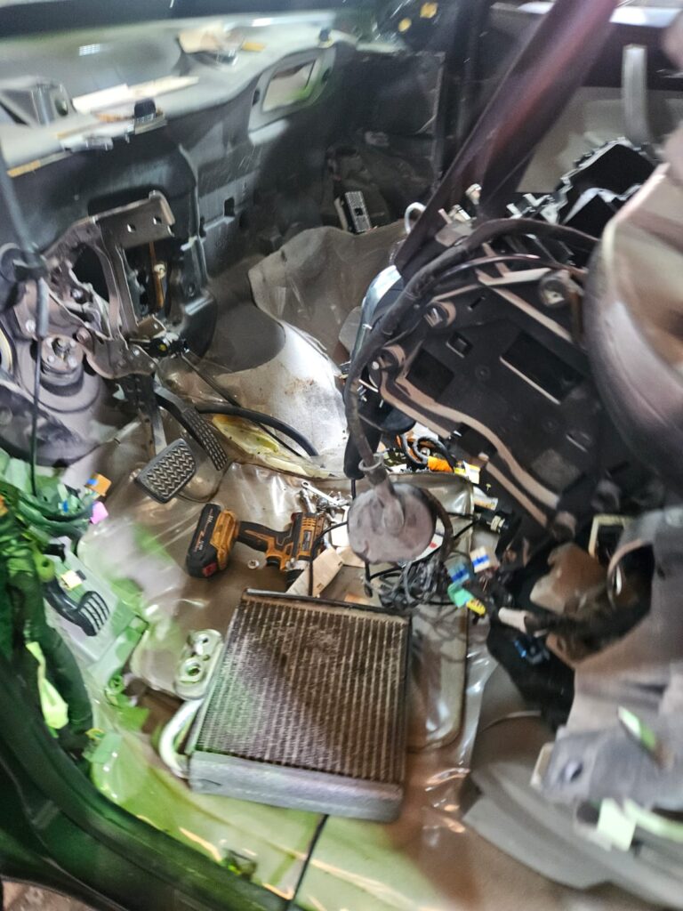 تنظيف ثلاجة مكيف السيارة